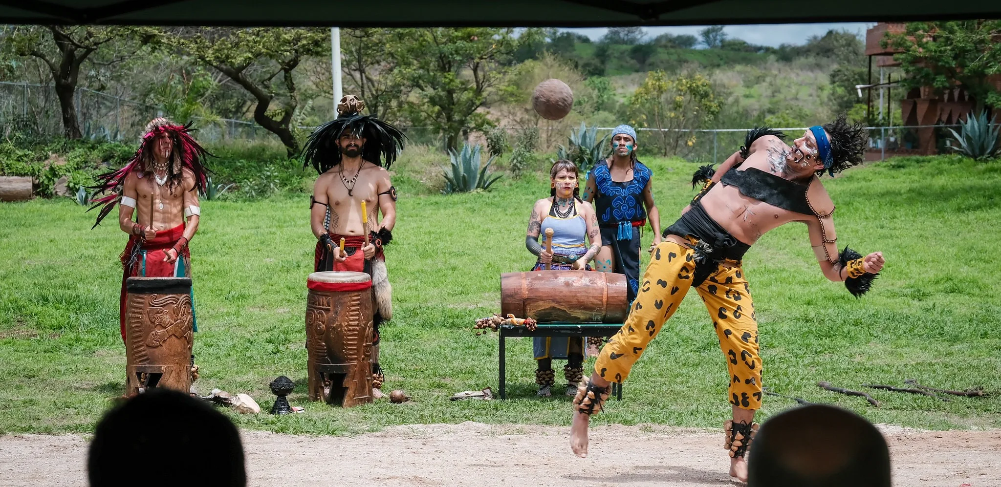 Familias y visitantes se reúnen en el Centro Interpretativo Guachimontones para presenciar una exhibición de juego de pelota ancestral. Foto: Cortesía.