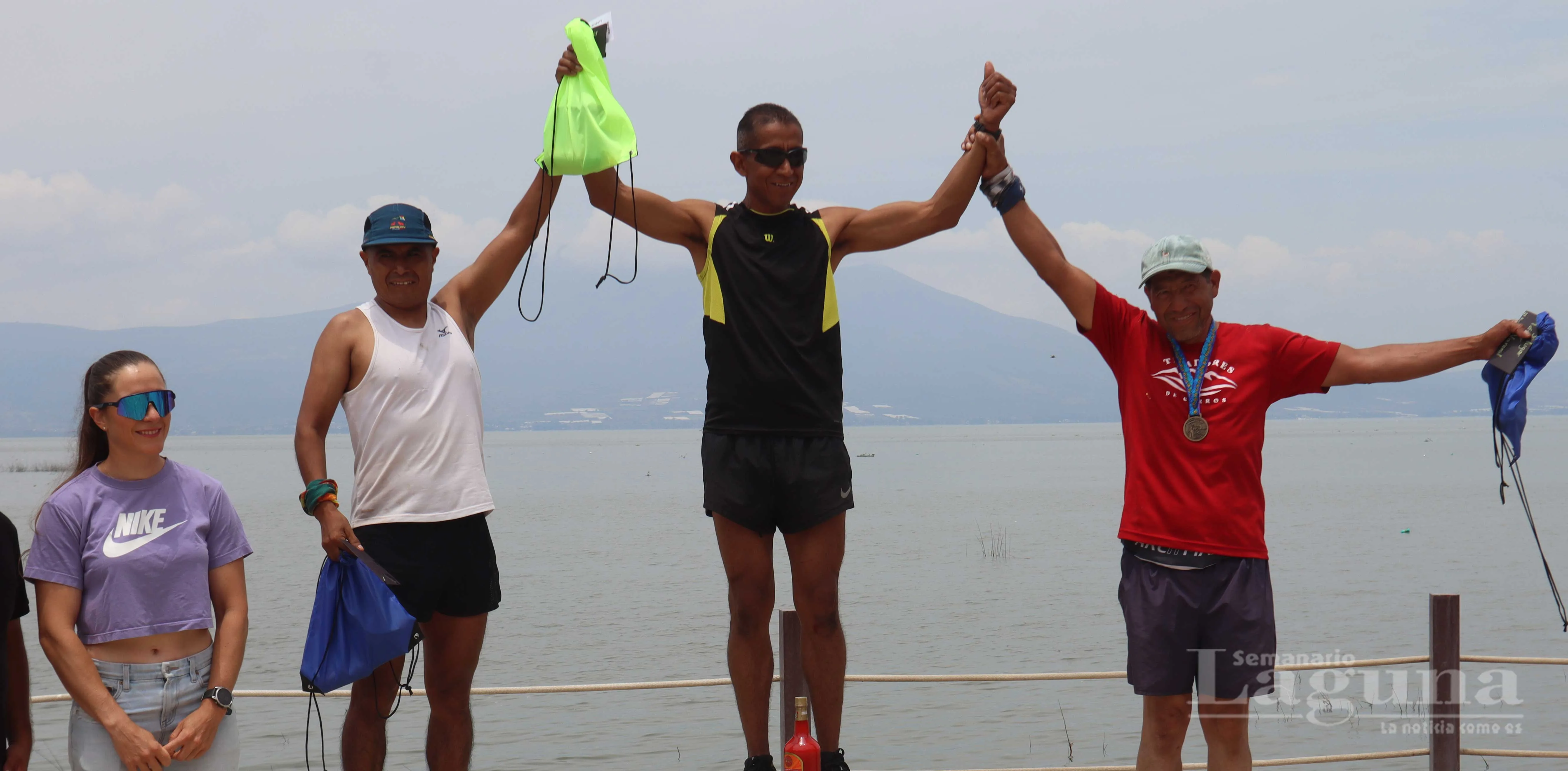 Alberto Arreaga, ganador de la distancia de 21 kilómetros. En la categoría Máster, José "Jou" Valenzuela obtuvo el segundo lugar y Rafael Enciso el tercero. Foto: Sofía Medeles.