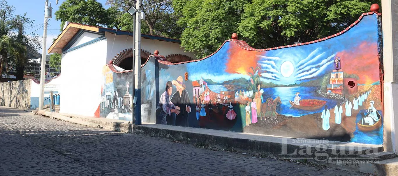 Vista del mural pintado en la fachada del cementerio donde fueron colocadas las cruces. Foto: Sofía Medeles.
