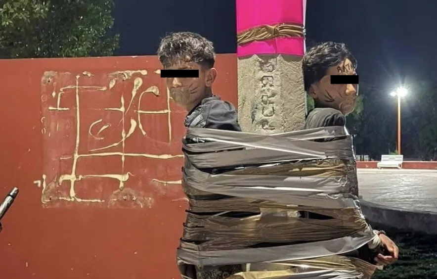 Jóvenes que fueron amarrados en Lagos de Moreno, acusados de robo. Foto: Cortesía.
