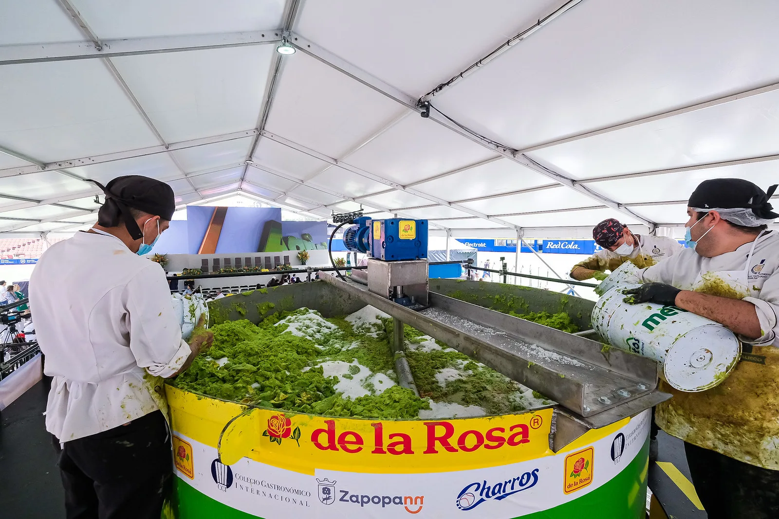 Recipiente donde se depositó el guacamole que impuso el nuevo récord mundial. Foto: Cortesía.