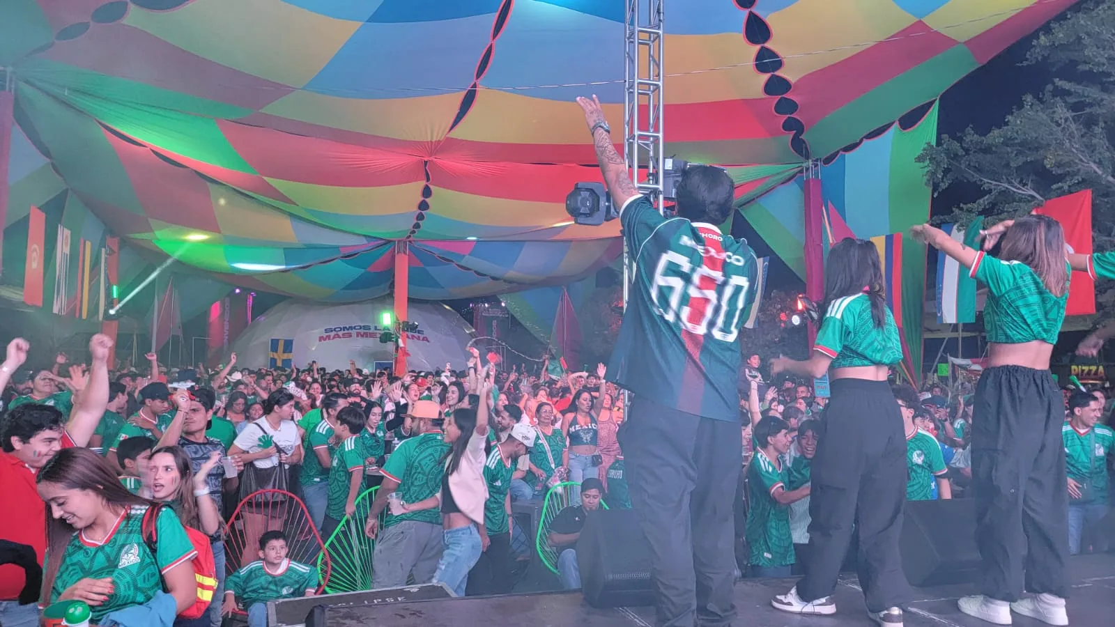 Celebración de Chapala tras la victoria de México en el segundo partido. Foto: Arturo Ortega