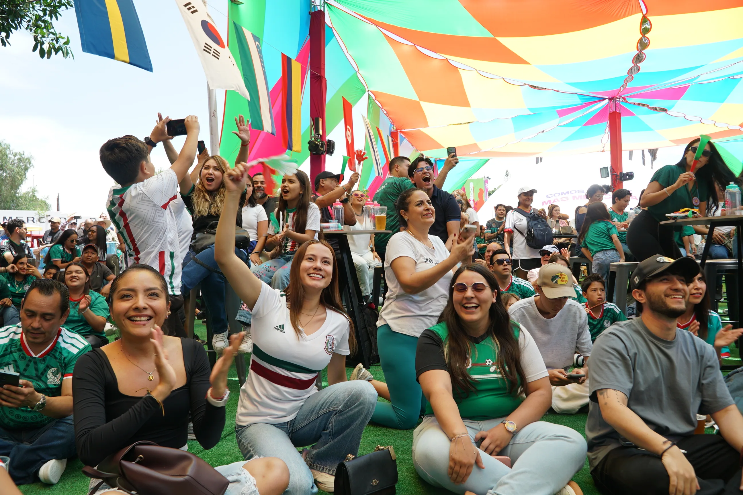 Asistentes celebran el triunfo de México en el “Public View” de Chapala. Foto: María Di Paola Blum.