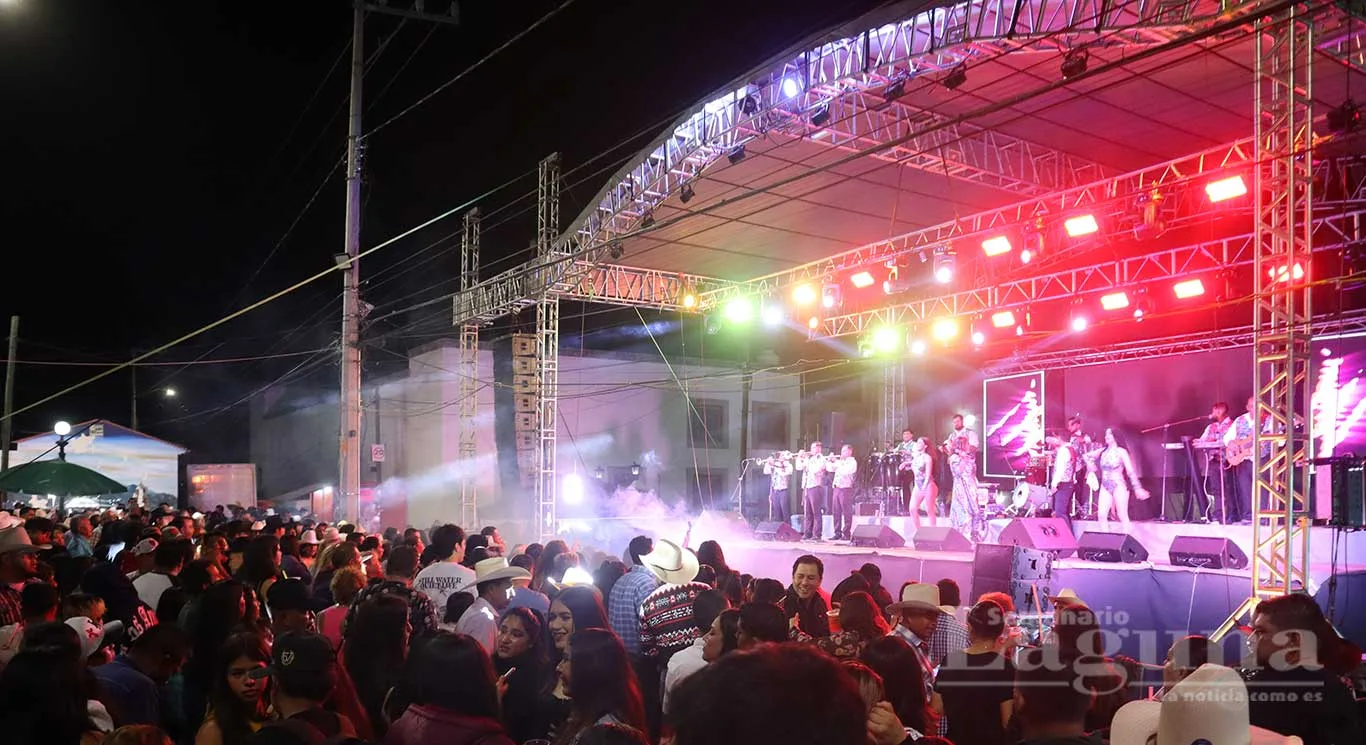 Una agrupación musical deleita a los asistentes en el escenario de la plaza principal de San Antonio Tlayacapan. Foto: Sofía Medeles.