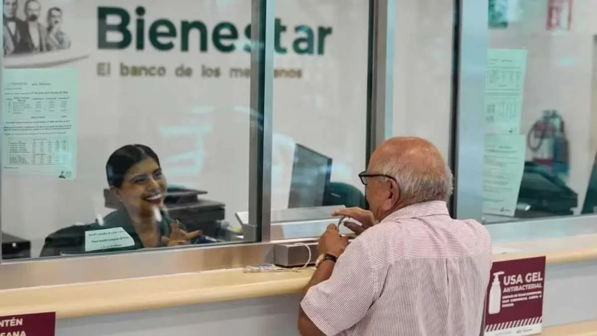 Una de las personas que buscan el beneficio realizando el trámite al interior  de una sucursal del Banco del Bienestar. Foto: Cortesía.