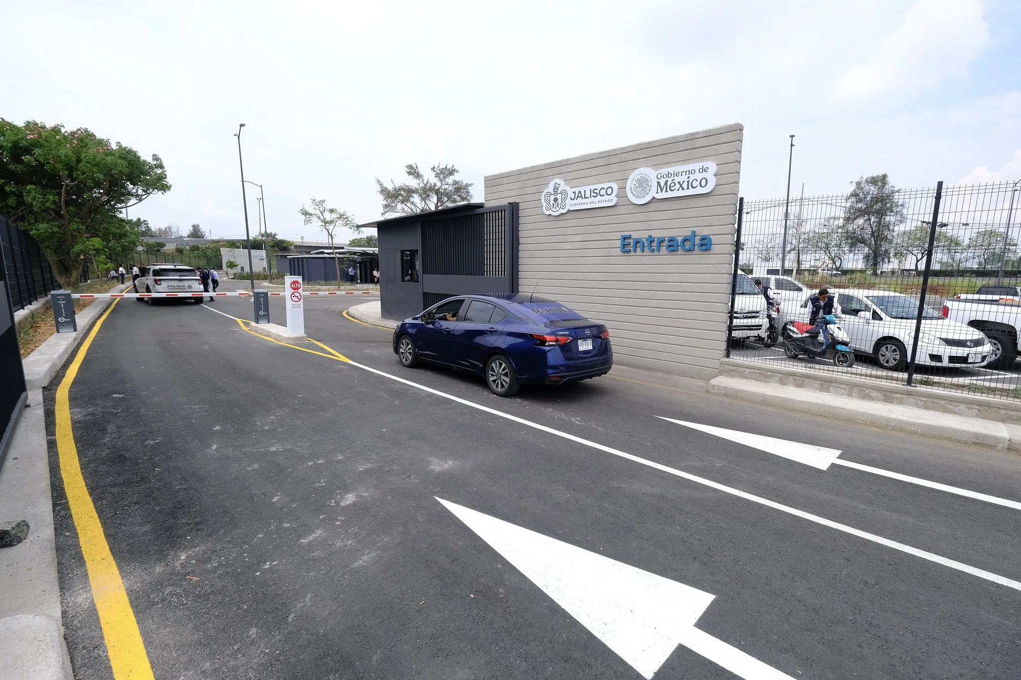 Ingreso vehicular al patio para servicios de transporte de plataforma en la zona del Aeropuerto de Guadalajara. Foto: Cortesía.