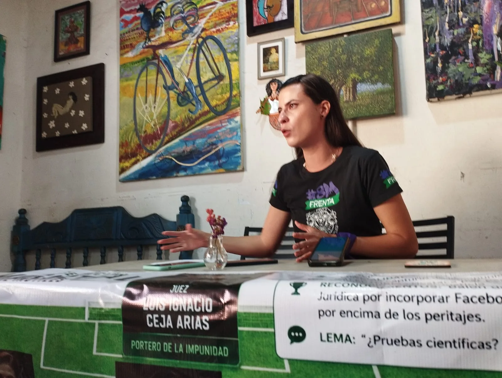 Daniela Báez, integrante del colectivo Reboso de México, durante la conferencia de prensa en la que denunció diversas irregularidades en su proceso. Foto: Cortesía.
