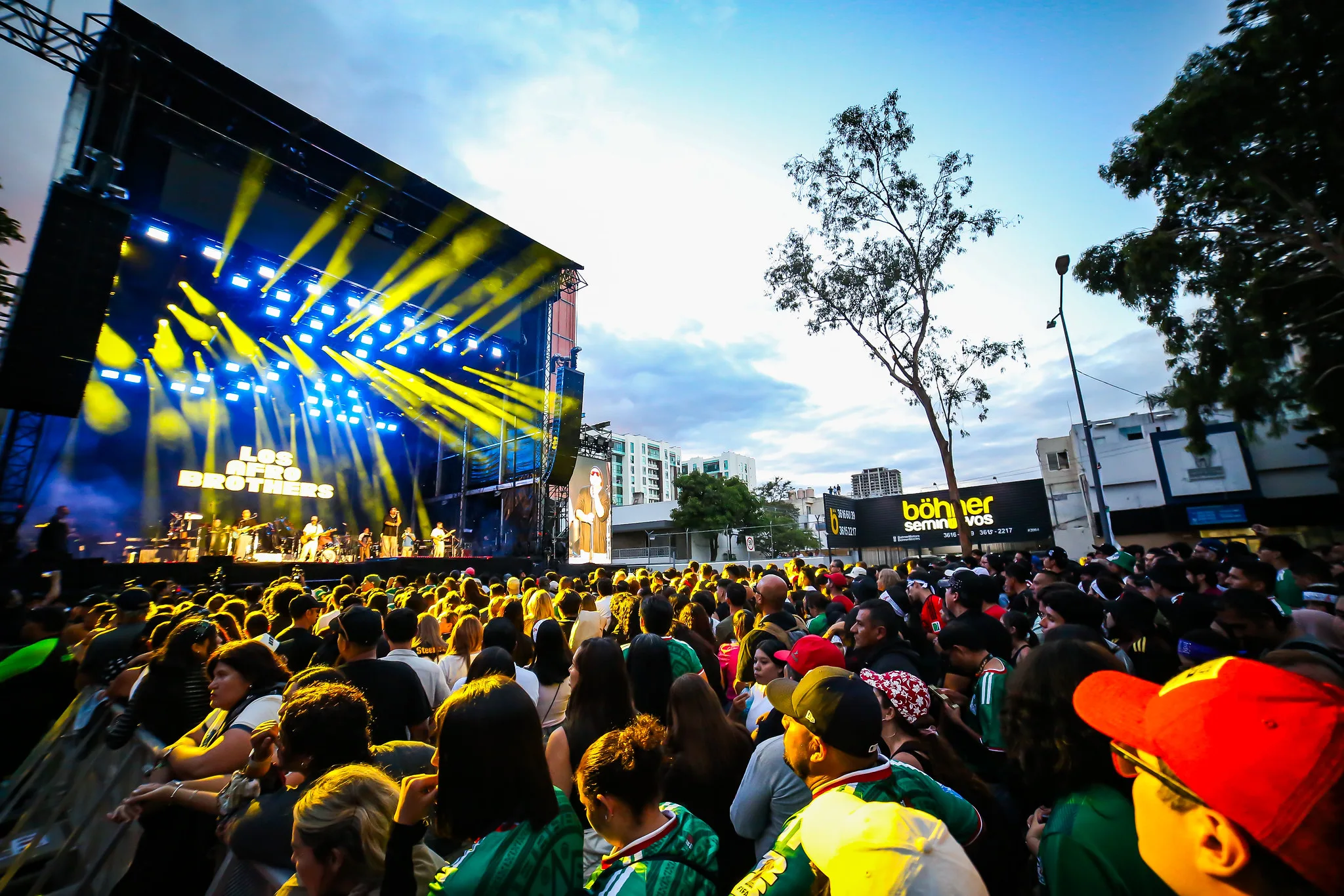 Concierto de la agrupación tapatía Maná en la Glorieta de La Minerva, donde miles de fanáticos se congregaron para disfrutar de su presentación.