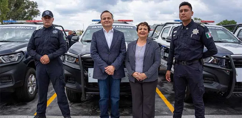 El presidente de Chapala, Alejandro de Jesús Aguirre Curiel, y la síndica municipal, Lilia Alvarado Macías, frente a las patrullas. Foto: Cortesía.