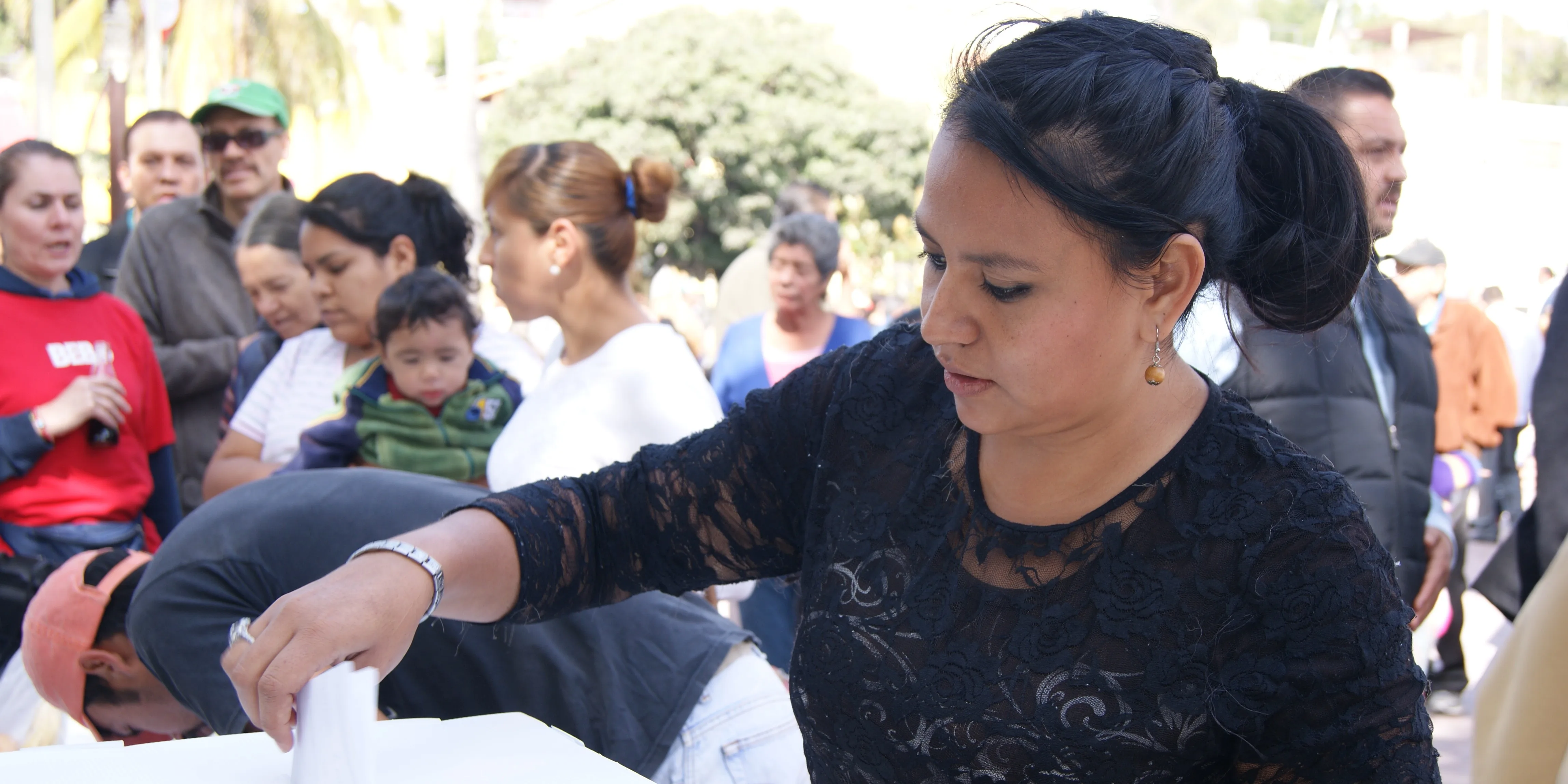 Ciudadana emitiendo su voto en Chapala, uno de los municipios donde el TEPJF eliminó la obligación de postular mujeres. Foto: Cortesía.