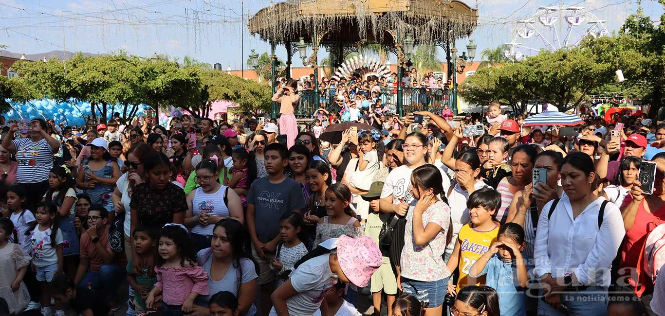 Niños y padres de familia celebran el Día de las Infancias en la plaza principal. Foto: Archivo.