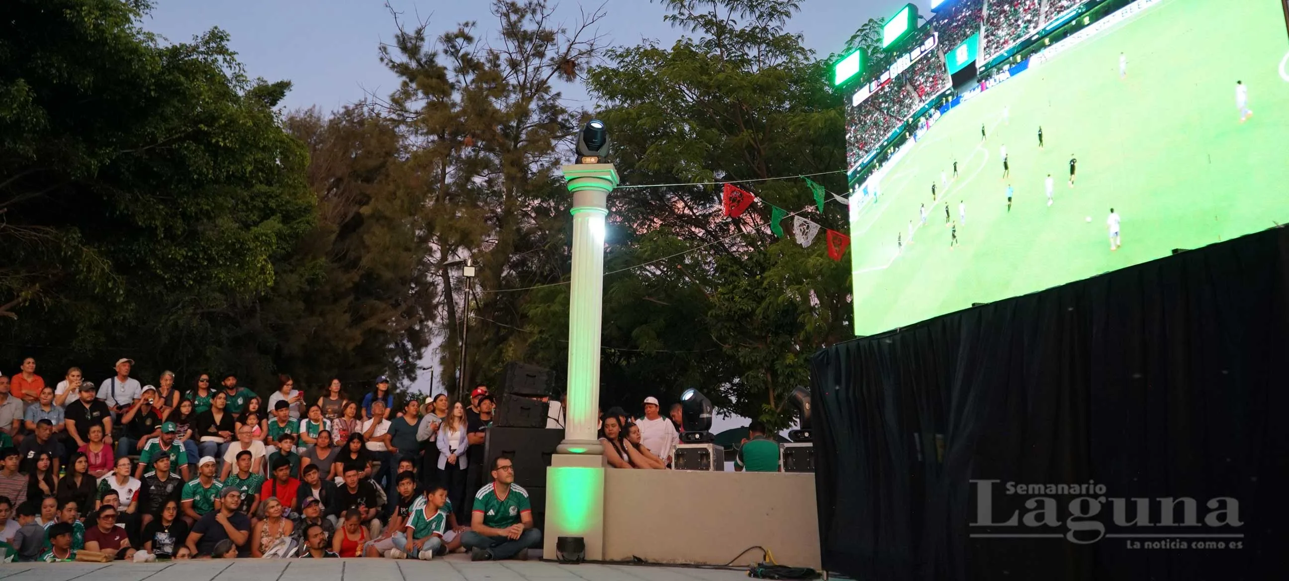 Cientos de personas se reunieron durante el Encuentro mundialista de México contra Corea del Sur , transmitido en el malecón de Ajijic. Foto: María Di Paola.