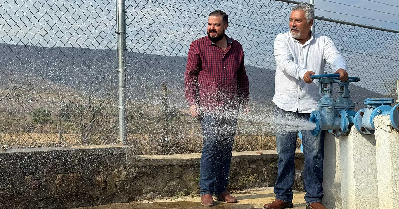 El Presidente Municipal, Hugo García “Bombín”, y el director del Sistema de Agua Potable y Alcantarillado (SAPA), José Antonio Flores Plasencia, inauguran la rehabilitación de la planta de tratamiento de Las Trojes.