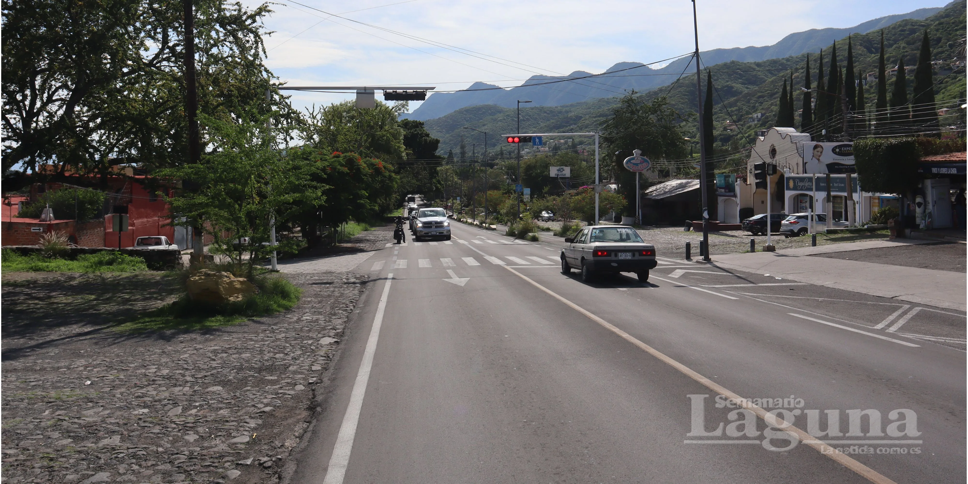 La carretera Chapala-Jocotepec en Ajijic, donde se reportó el robo de autopartes. Foto: Semanario Laguna.