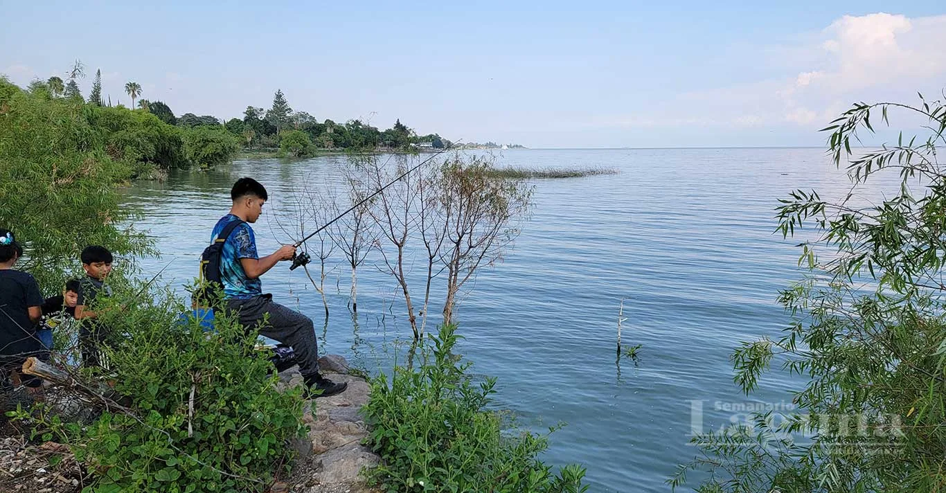 Niños pescan desde un pequeño risco a orillas del lago en Ajijic. Foto: D. Arturo Ortega.