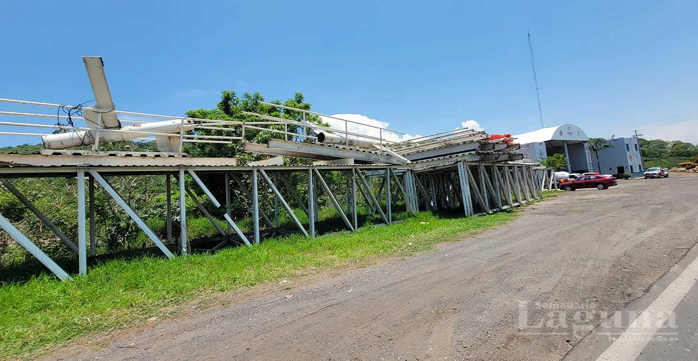La estructura del puente se dejó a un costado de la estación de bomberos de Chapala, en el libramiento. Foto: D. Arturo Ortega.