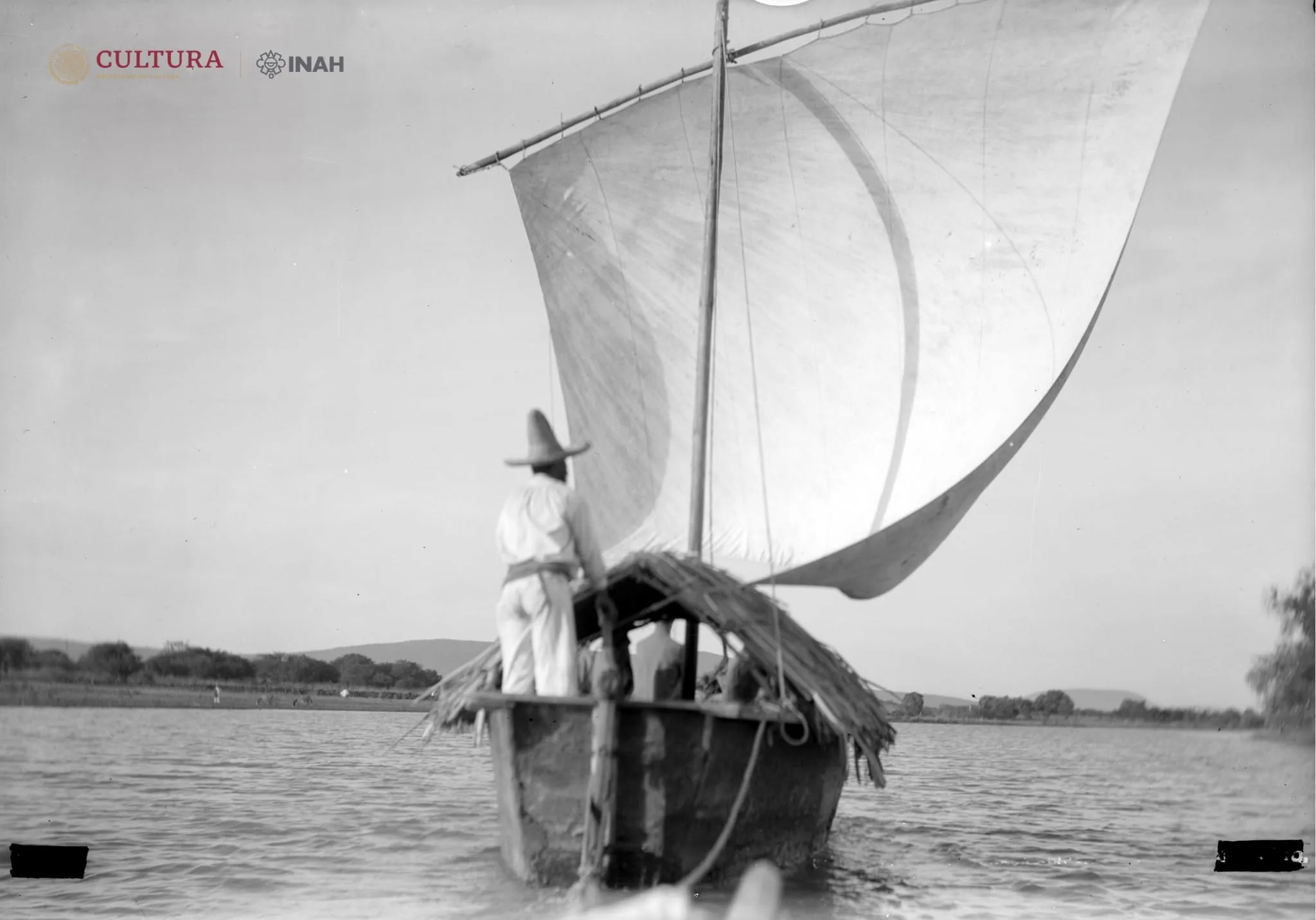 Campesino a bordo de una lancha en el lago de Chapala, Colección C.B. Waite / W. Scott, Chapala, Jalisco, México, ca. 1908. Foto: INAH.