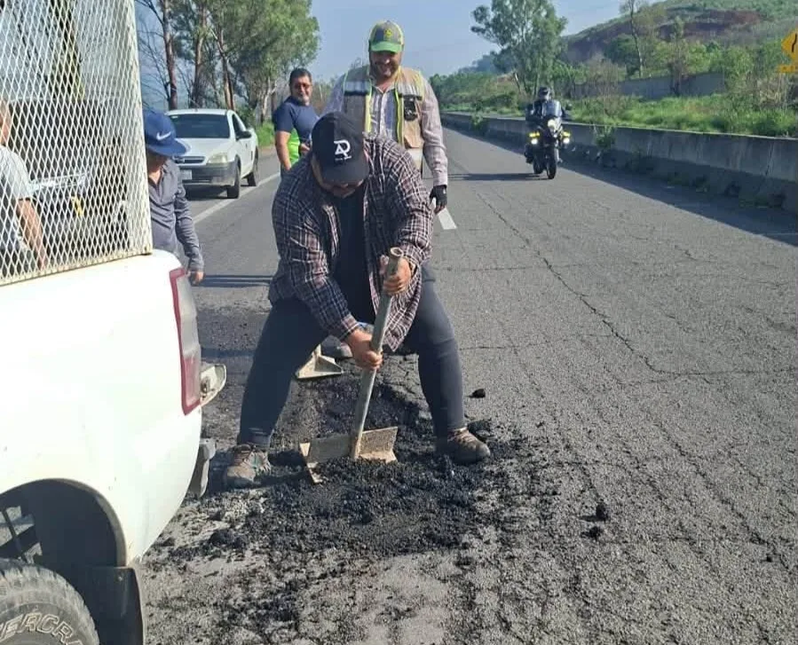 Intervención de la carretera Guadalajara – Morelia por personal del Ayuntamiento de Jocotepec. Foto: Gobierno de Jocotepec.