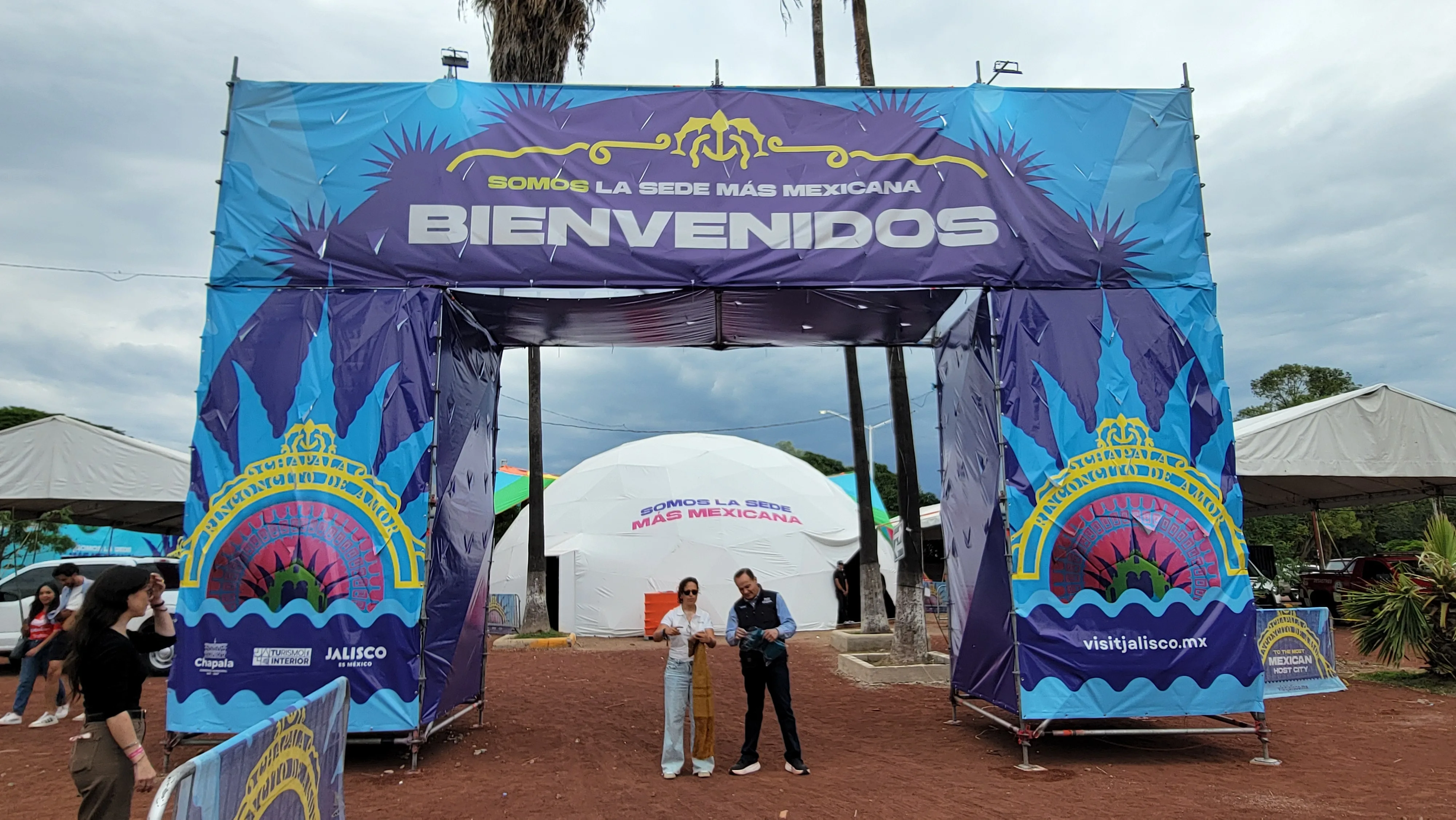 La Secretaría de Turismo de Jalisco, Michelle Fridman, y el alcalde de Chapala, Alejandro de Jesús Aguirre Curiel, en una de las entradas de la Zona Konecta, donde se ubican distintas actividades del Mundial 2026.