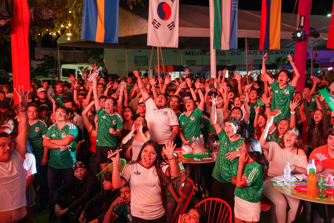 Aficionados disfrutando el encuentro entre México y Ecuador en la Zona Fan de Chapala. Foto: Cortesía.