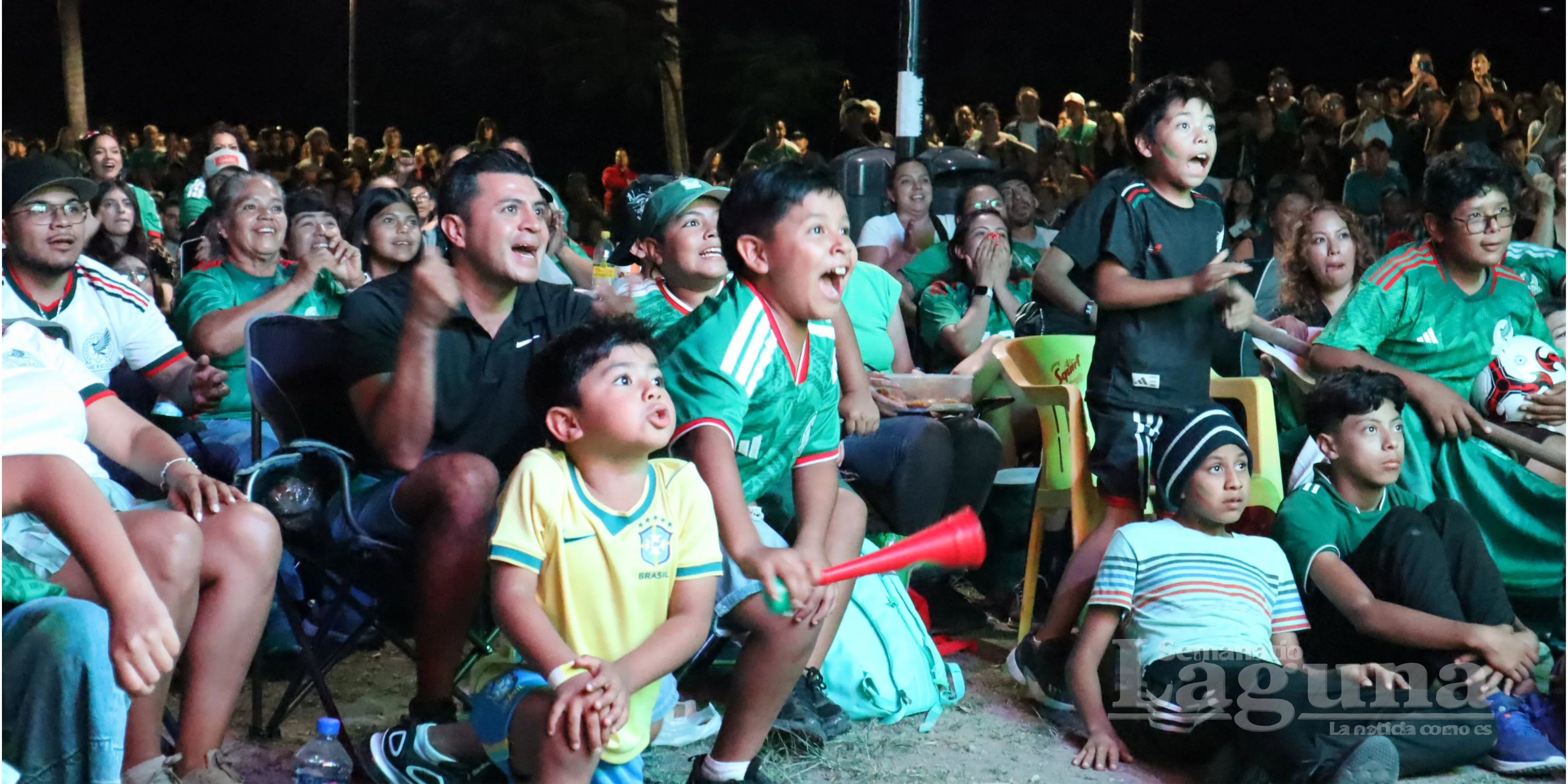 La emoción de los aficionados se hizo sentir en el malecón de Ajijic durante la transmisión del partido entre México y Ecuador. Foto: Arturo Ortega.
