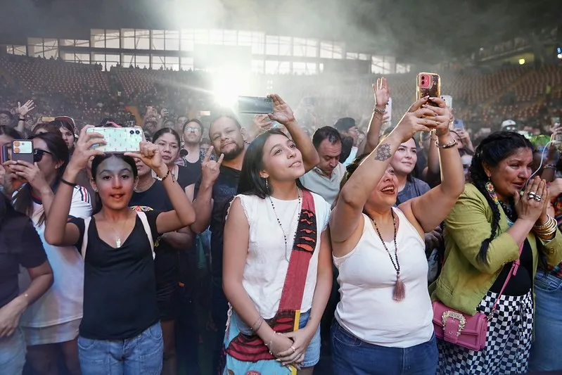 Aficionados disfrutando de las intervenciones musicales antes del encuentro México-Ecuador en la Zona Fan Vibra Jalisco en el Auditorio Benito Juárez. Foto: Cortesía.