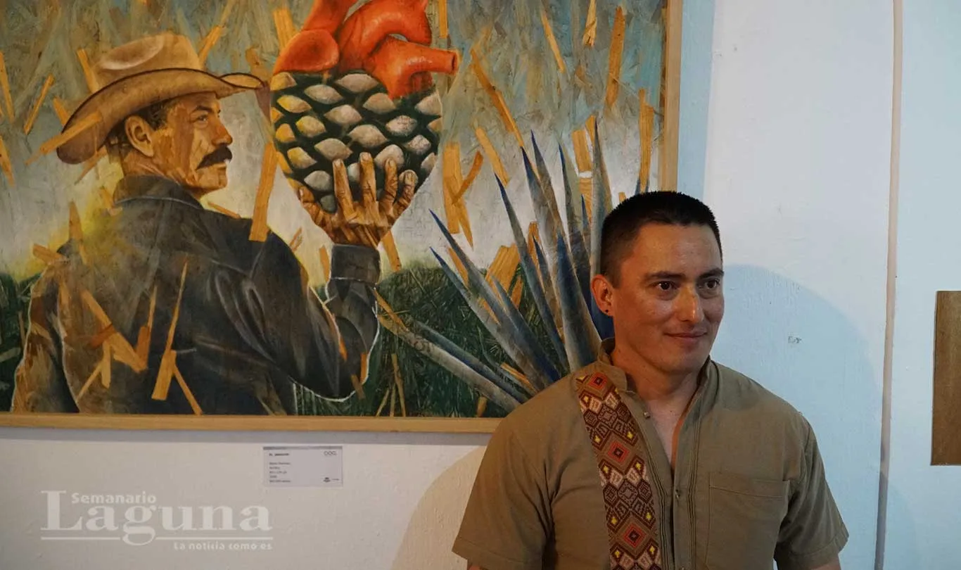 El artista plástico Mario Ramírez con dos de sus piezas durante la exposición Arte Orgánico, en el Centro Cultural Ajijic. Foto: María Di Paola.