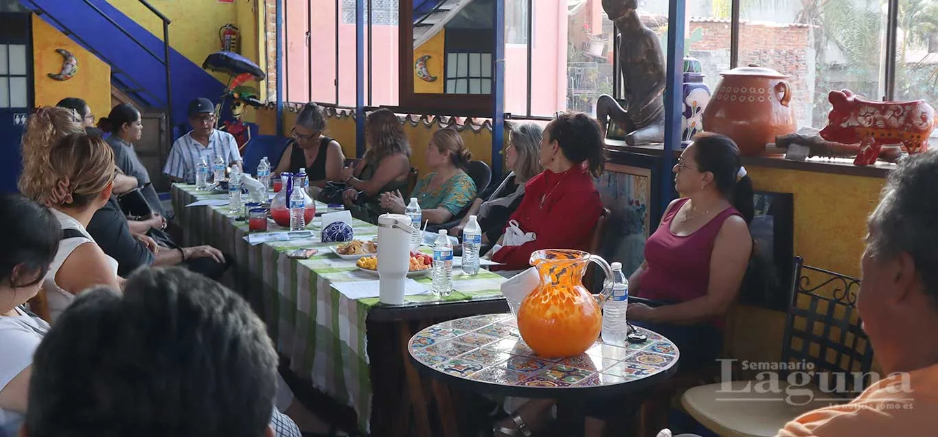 Integrantes del grupo “Amigos comerciantes de las calles Colón y Morelos” durante una de las reuniones. Foto: Sofía Medeles.