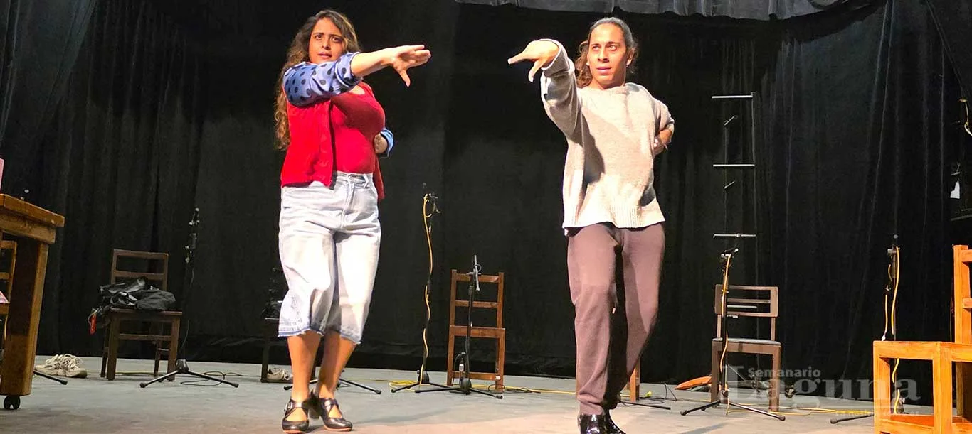Paulina y Mario Ruiz, durante el ensayo técnico previo a su presentación en el Lakeside Little Theatre. Foto: Patrick O’Heffernan.