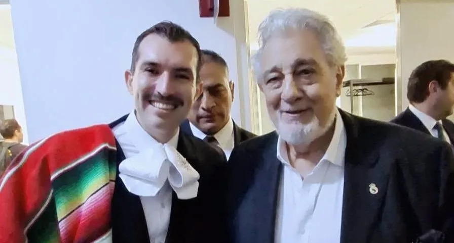 El cantante Emmanuel Miranda, tras su encuentro con el tenor Plácido Domingo al finalizar el concierto. Foto: Facebook.