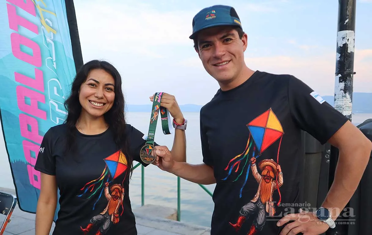 Jóvenes mostrando la playera oficial y la medalla conmemorativa que se entregarán en la edición 2026. Foto: Sofía Medeles.