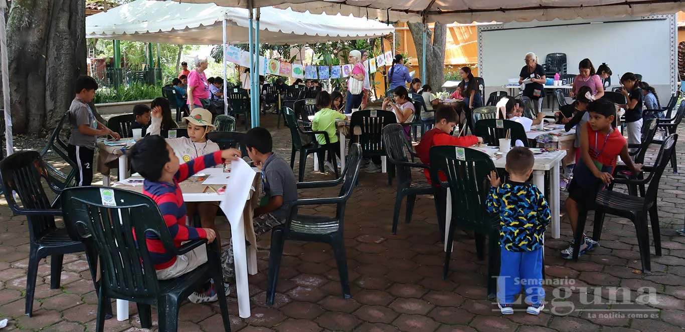 Participantes durante el Campamento de Arte de la Lake Chapala Society en ediciones anteriores. Foto: Sofía Medeles.