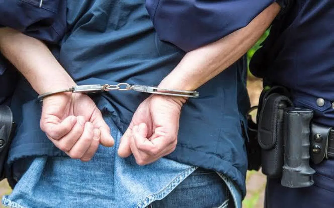 Agentes de la Dirección de Órdenes de Aprehensión detuvieron al implicado durante un operativo realizado en la colonia Lomas de Zapopan. Foto: Cortesía.