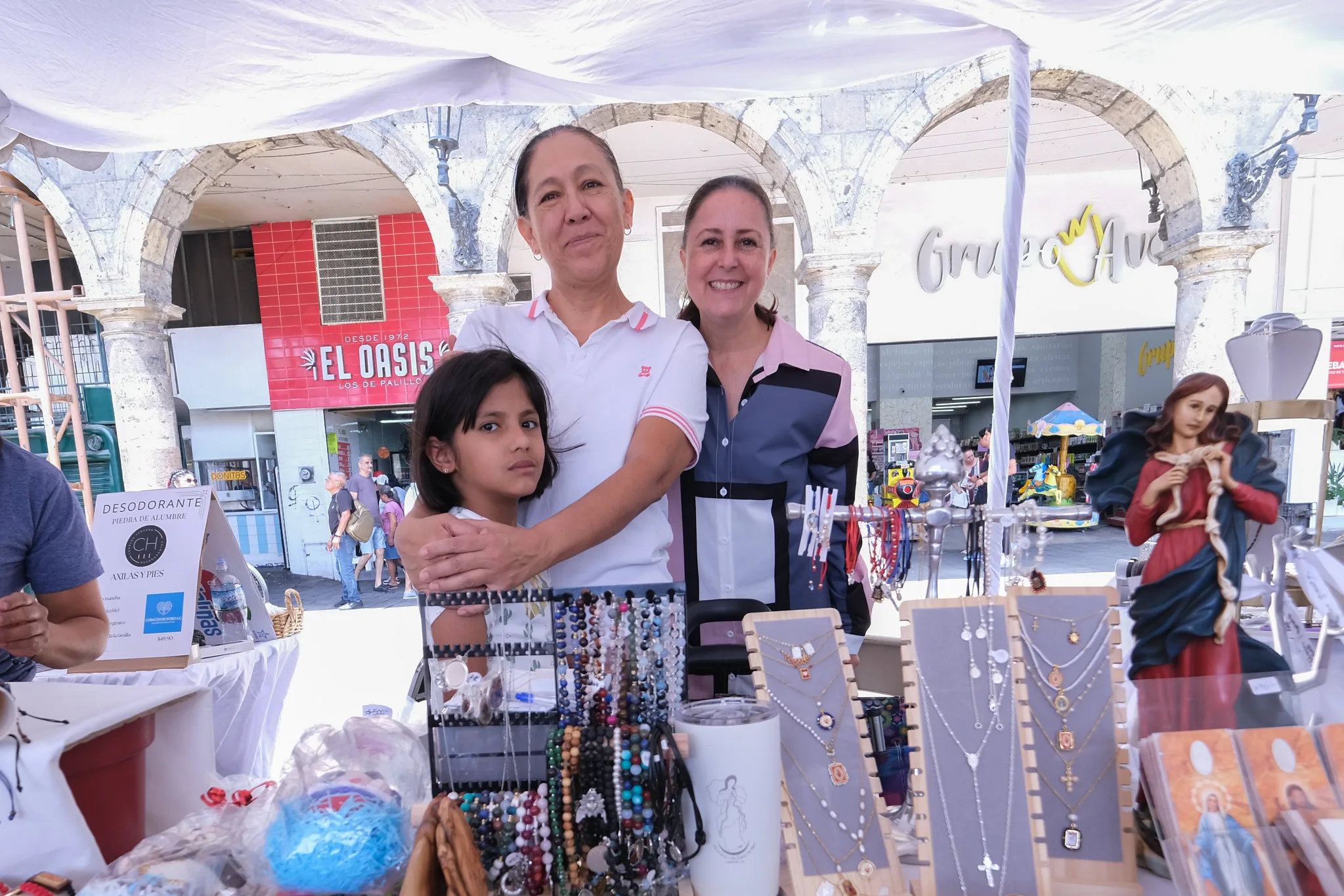 Madre convive con sus hijas durante una vendimia en la ciudad. Foto: Cortesía.