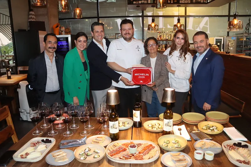 La Secretaría de Turismo de Jalisco, Michelle Fridman Hirsch, entregando la placa en la categoría de recomendaciones al restaurante Allium. Foto: Cortesía.