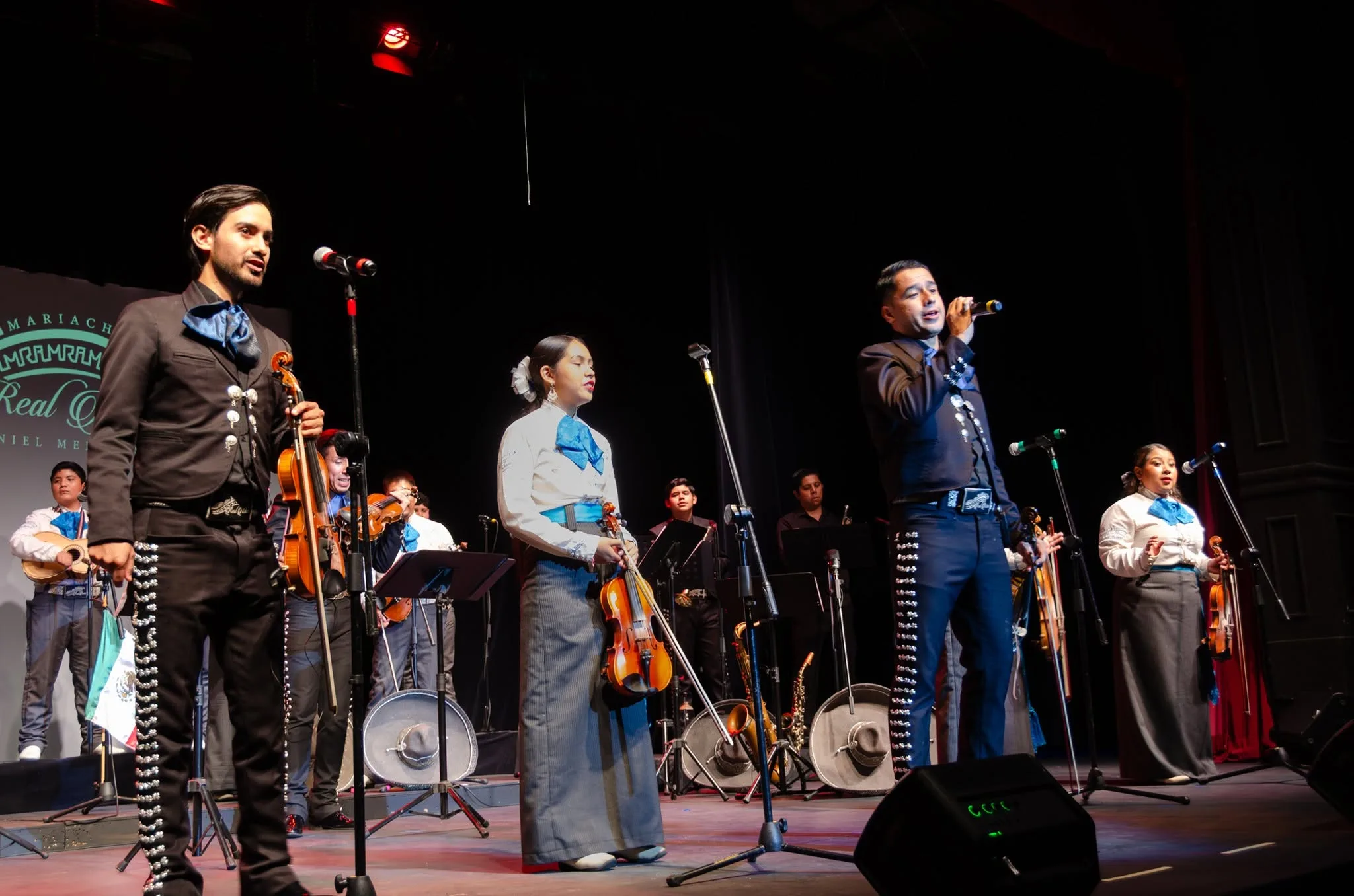 El director del Mariachi Axixic, Daniel Medeles, durante una presentación en el Centro para la Cultura y las Artes de Ajijic. Foto: Cortesía.