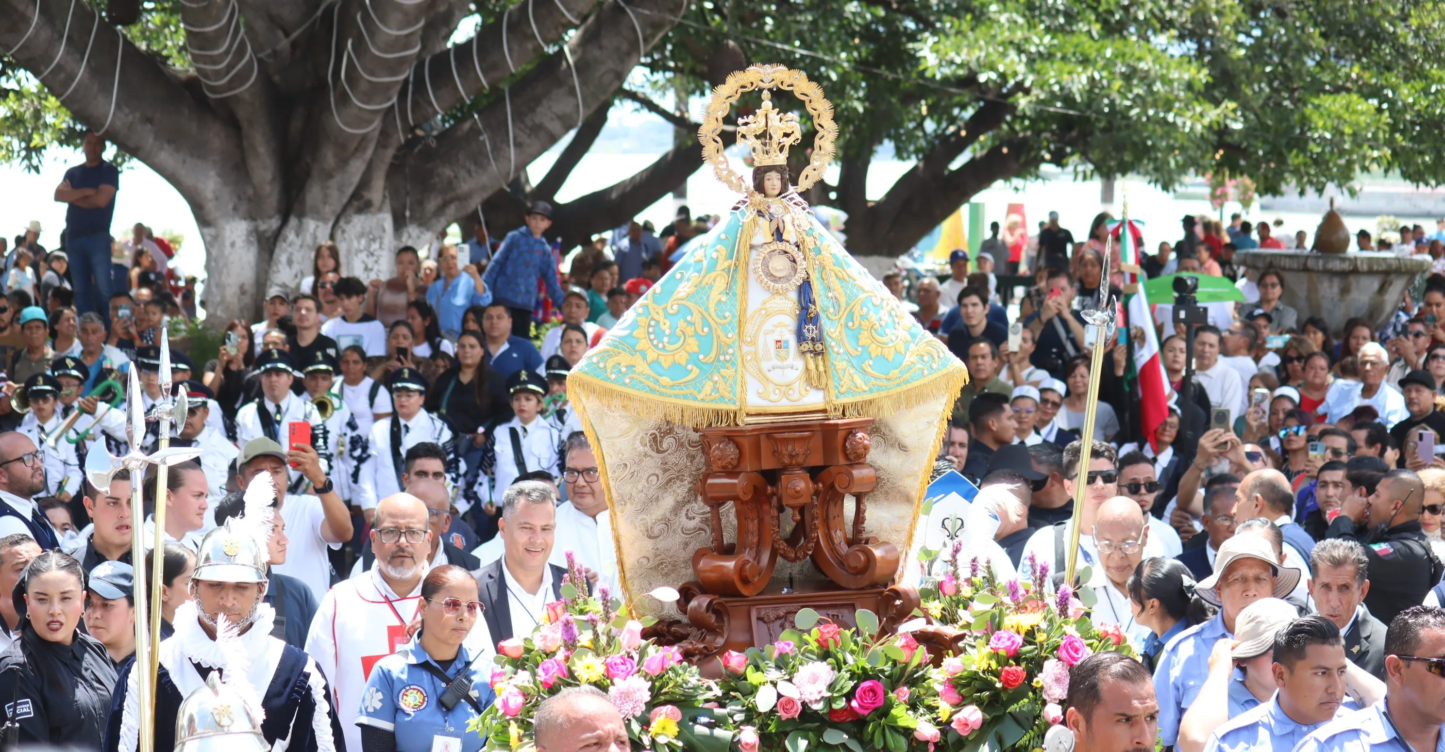 Virgen de Zapopan rodeada de elementos de Protección Civil y Bomberos Jalisco durante su visita a Chapala en el 2025. Foto: D. Arturo Ortega.