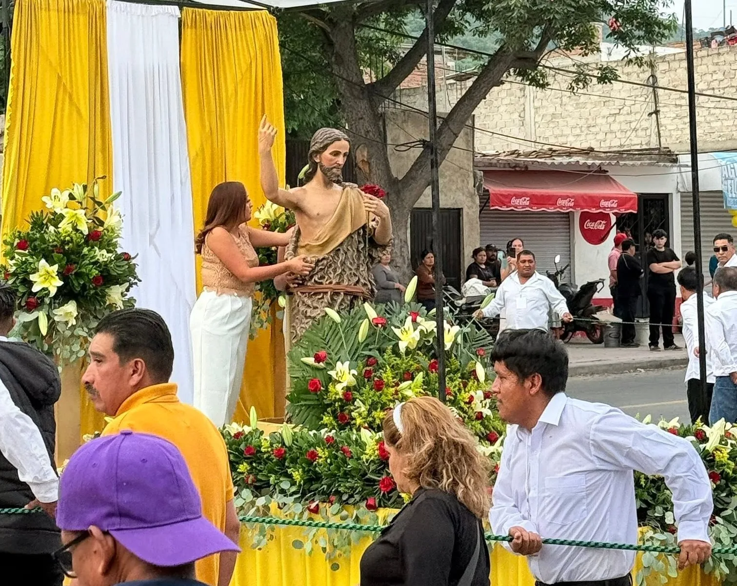 La imagen del santo patrono recorre las calles de San Juan Cosalá durante la procesión principal. Foto: Papelería Lupita.