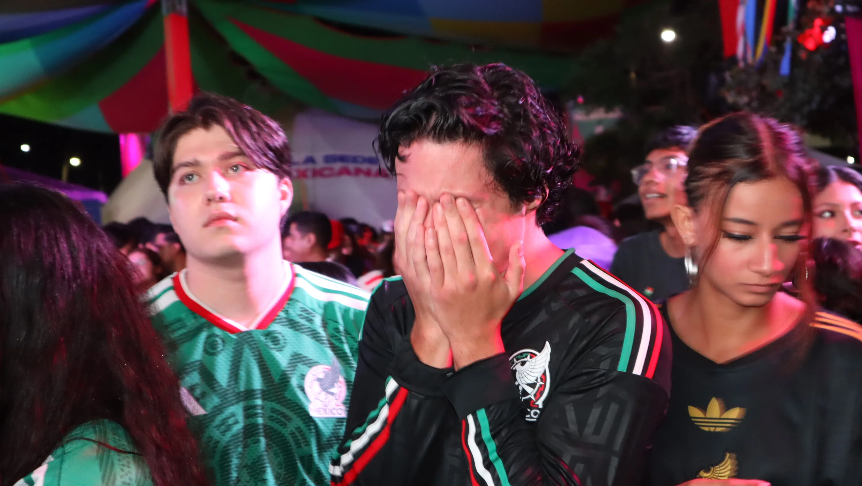 Entre lágrimas terminó el sueño mundialista en la Fan Zone de Chapala. Foto: D. Arturo Ortega.