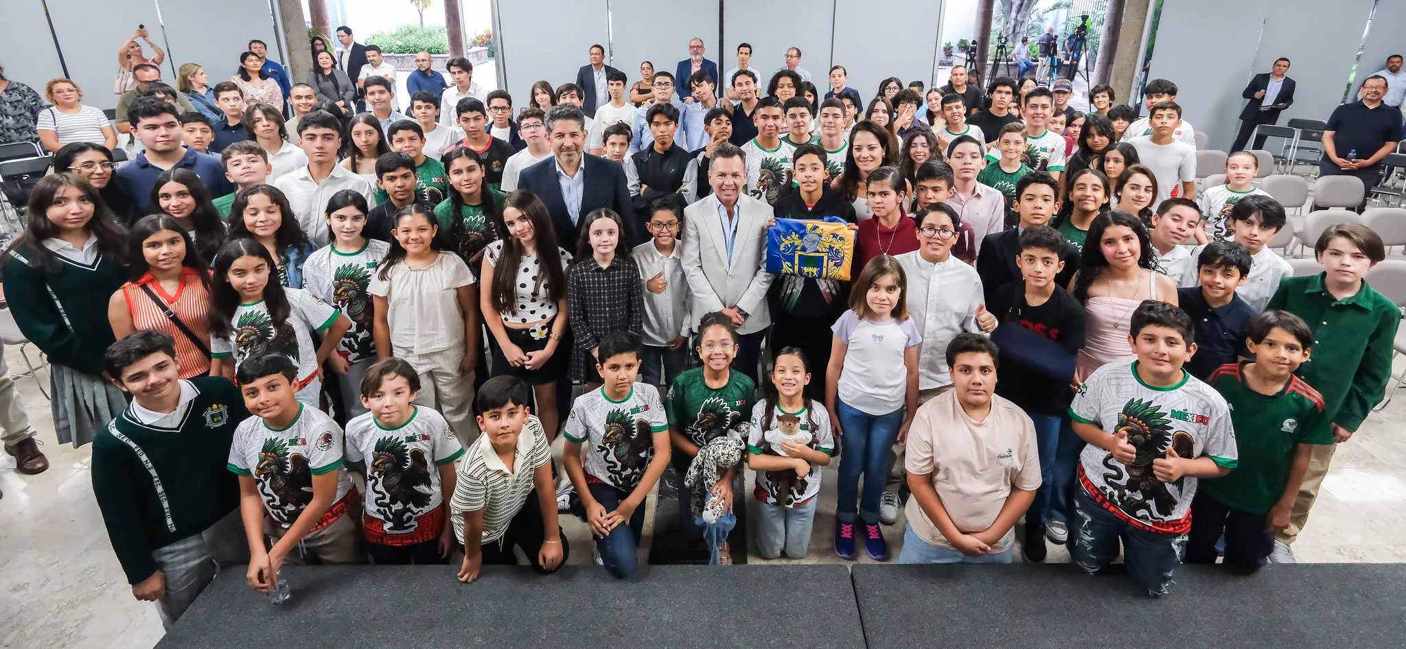 Estudiantes que competirán en el certamen académico en el continente asiático, junto al gobernador de Jalisco, Jesús Pablo Lemus Navarro, y el secretario de Educación de Jalisco, Juan Carlos Flores Miramontes. Foto: Cortesía.