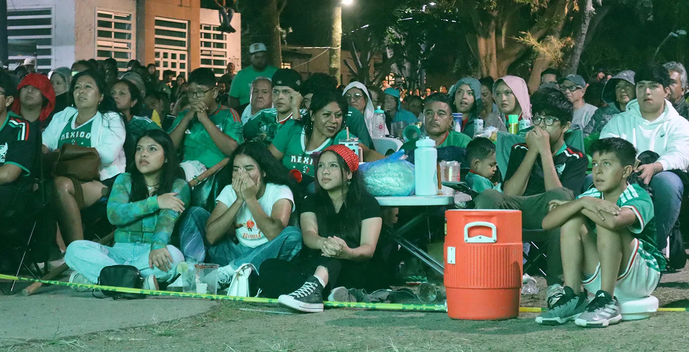 Aficionados durante los últimos minutos del partido México contra Inglaterra, en el que el equipo tricolor quedó eliminado del Mundial. Foto: Sofía Medeles.