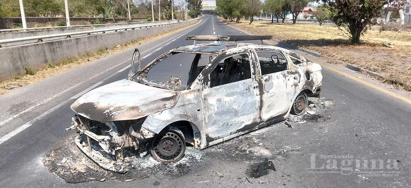 Vehículo incendiado tras bloqueos en Jalisco por la detención de Nemesio Oseguera. Foto: Semanario Laguna