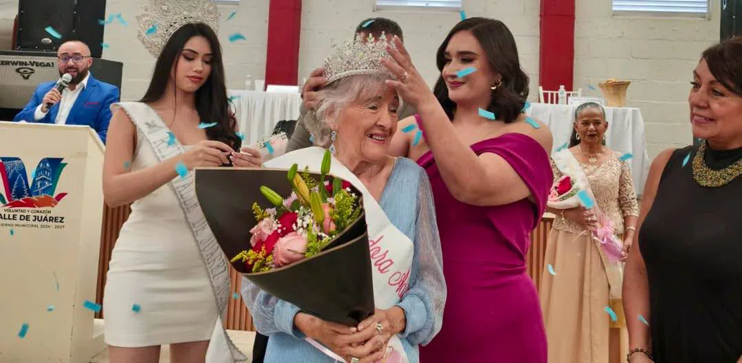 Zaida Cristina Reynoso Camacho, maestra y escritora, representante de Chapala, durante el momento de su coronación como Embajadora de las Personas Adultas Mayores 2026. Foto: Cortesía.