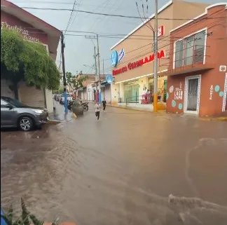 El flujo de agua pluvial sobre la calle Morelos provocó afectaciones a la circulación vial tras las lluvias registradas. Foto: Cortesía.