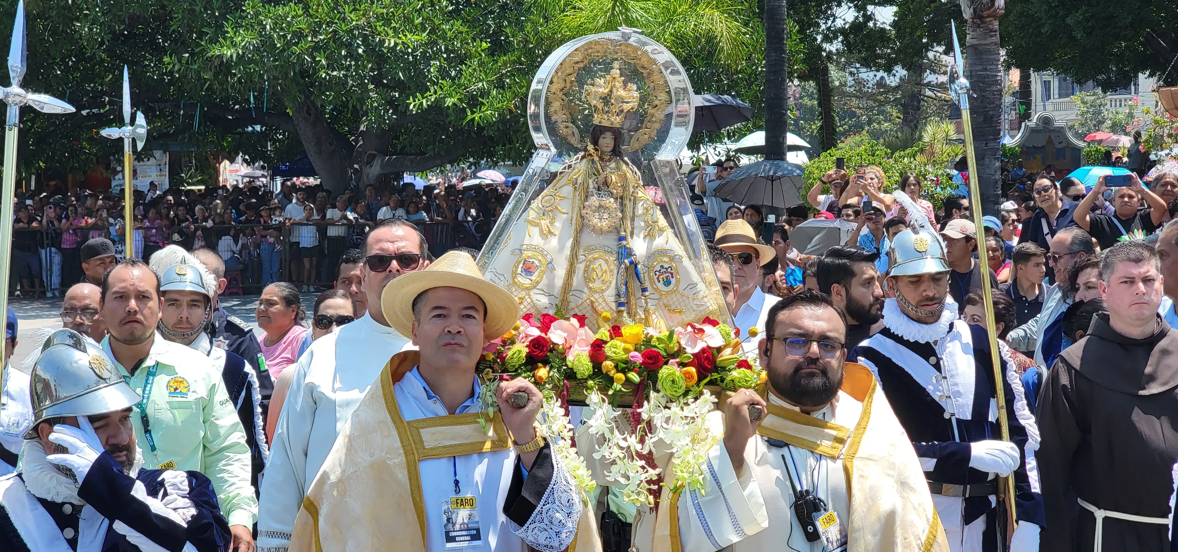 La imagen de la Virgen de Zapopan durante la bendición del Lago de Chapala, realizada este lunes desde el malecón del municipio. Foto: Cortesía.