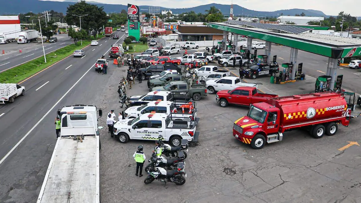 Simulacro de bloqueos en la carretera a Colima. Foto: David Tamayo / El Occidental.