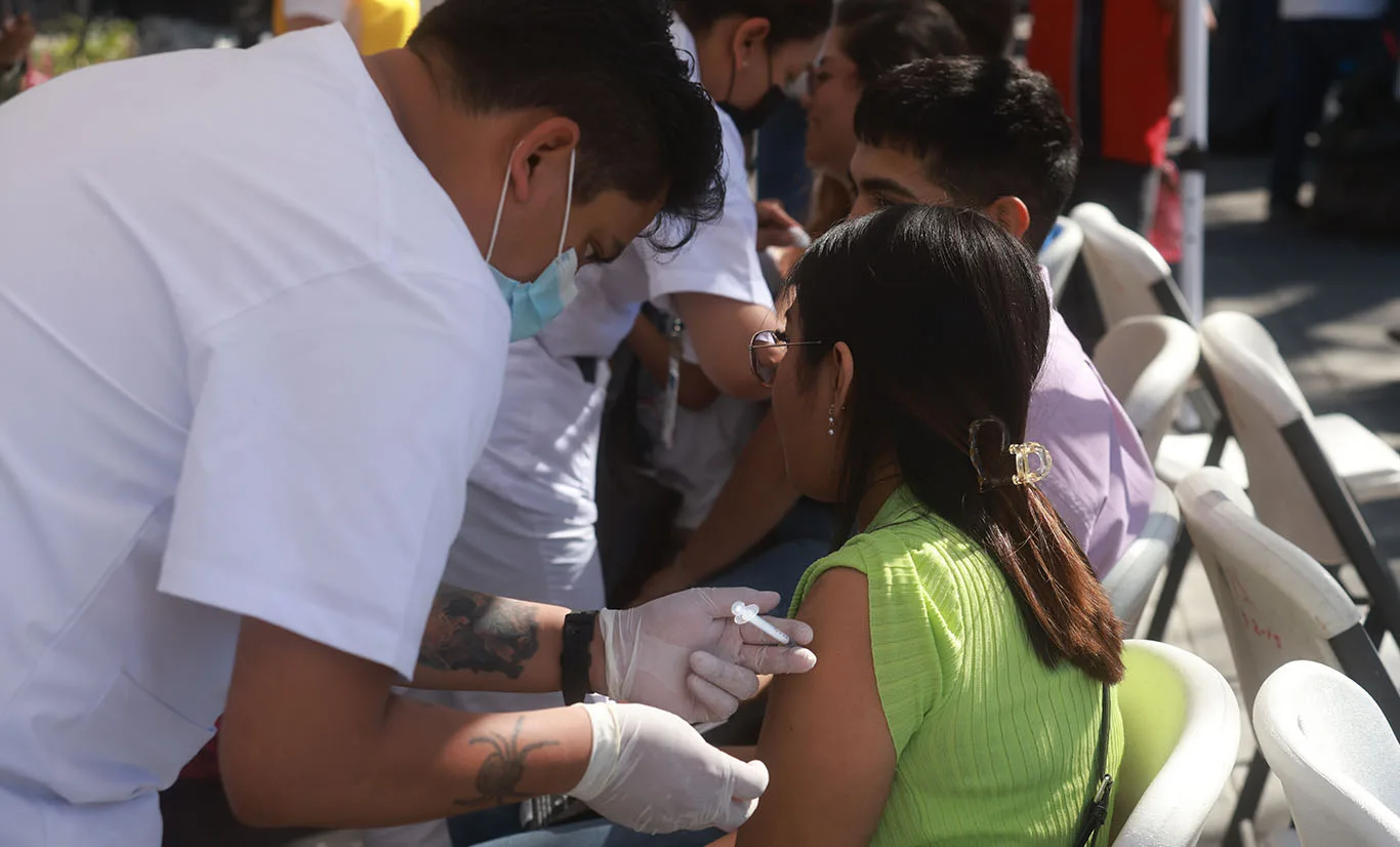 Vacunación a una ciudadana por parte de autoridades de salud. Foto: Cortesía.