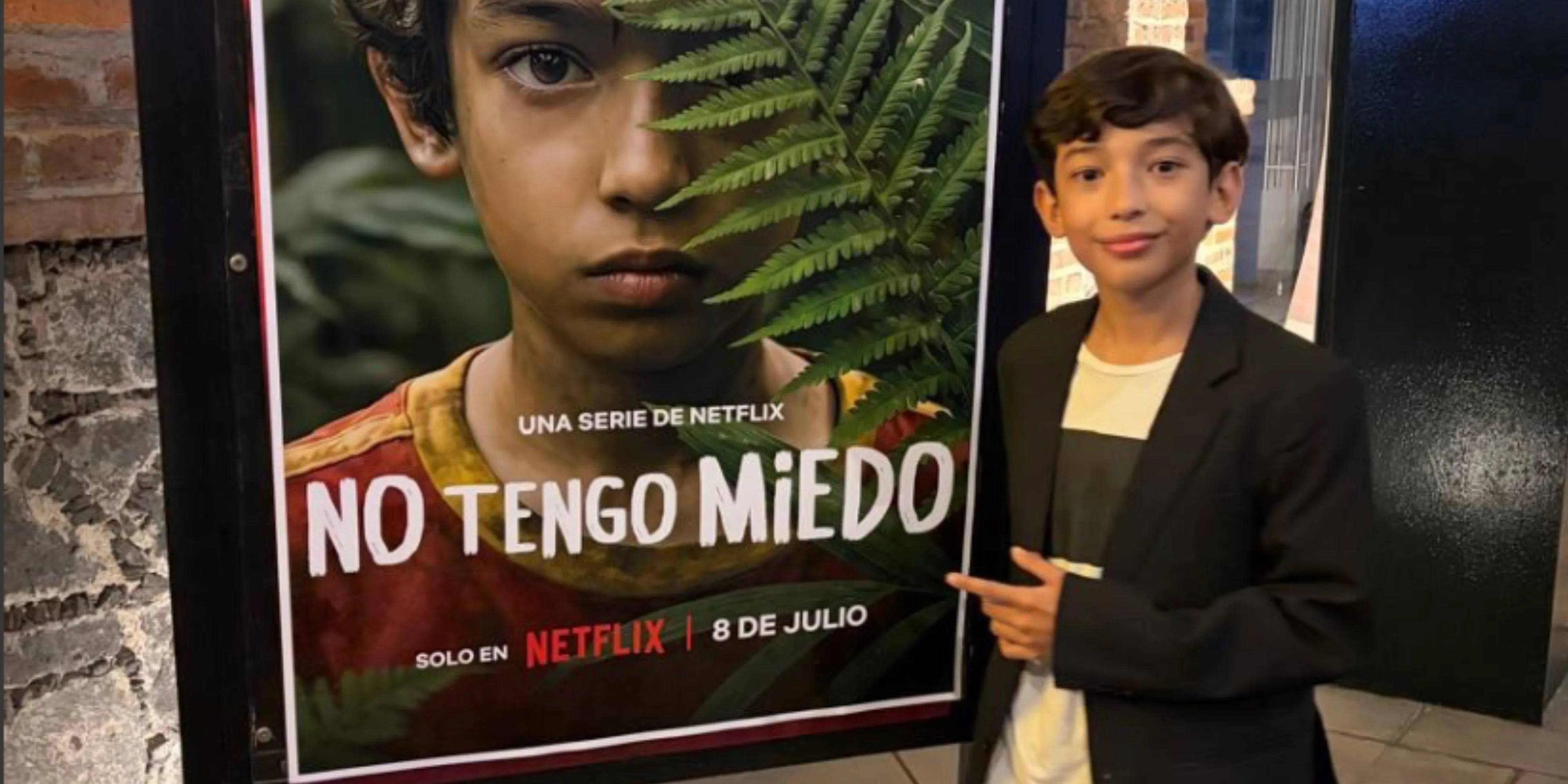Aldo Navarro, actor originario de Atotonilquillo, con el promocional de la serie "No tengo miedo". Foto: Cortesía.
