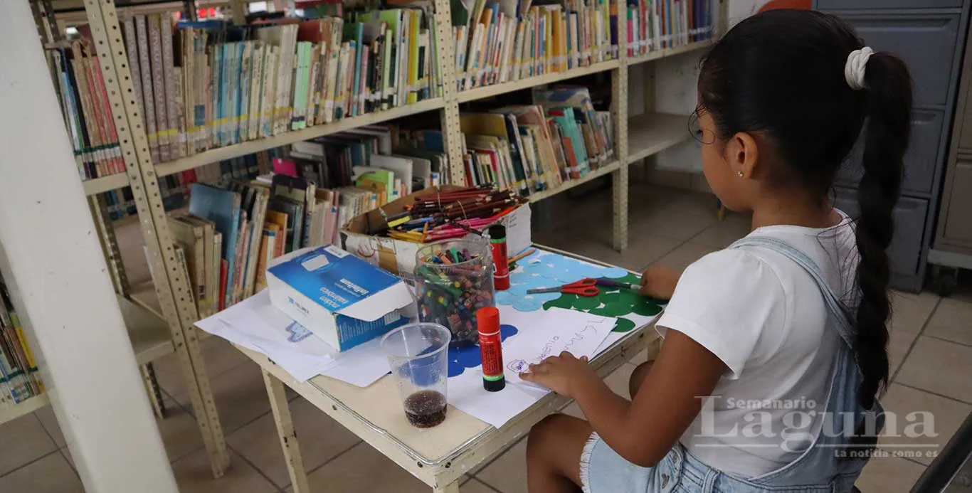 Una usuaria durante sus actividades en la Biblioteca Pública Profesora Paula Real López, en Chapala. Foto: D. Arturo Ortega.