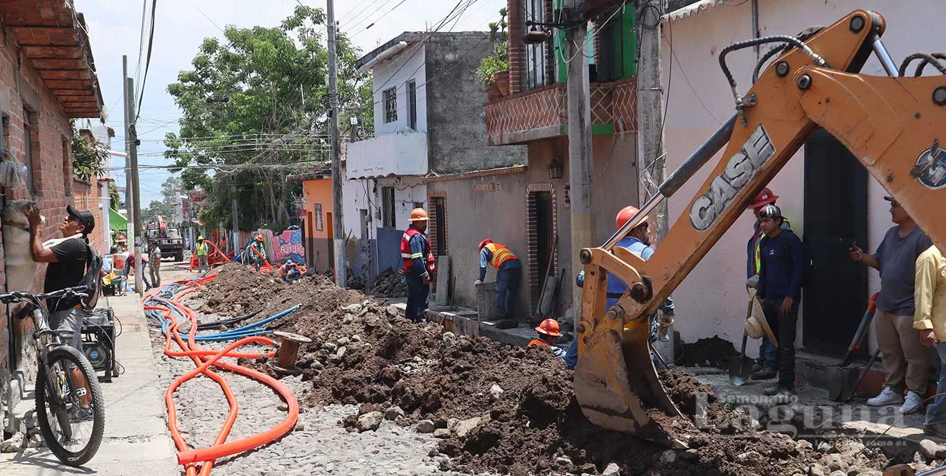 La calle Marcos Castellanos durante las labores de intervención para la introducción de cableado subterráneo. Foto: Sofía Medeles.